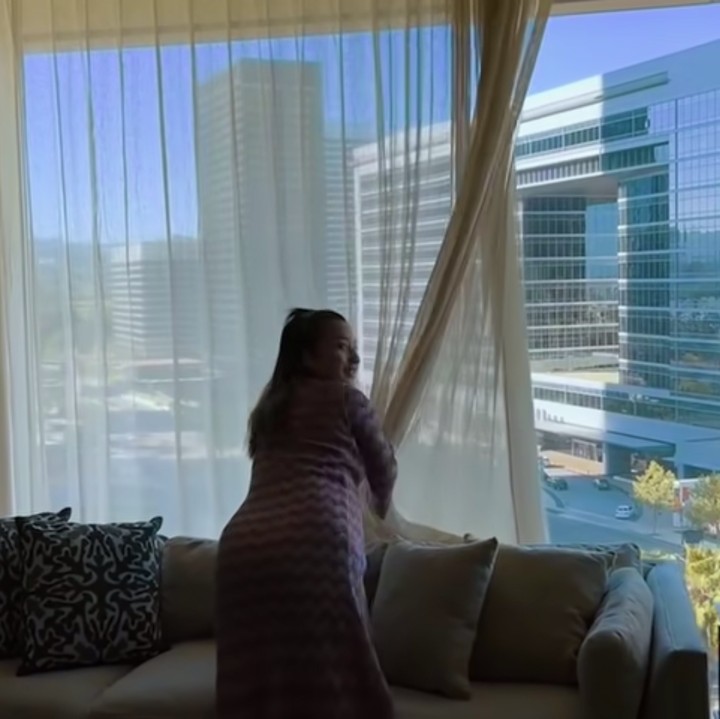 <p>Apartemen Nikita Willy ini memiliki pemandangan langsung ke Hollywood Hills, Bunda. Keren banget, ya! (Foto: YouTube Nikita Willy Official)</p>