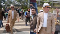 7 Gaya Kocak Ridwan Kamil Tampil di Citayam Fashion Week Bareng Para Ojol