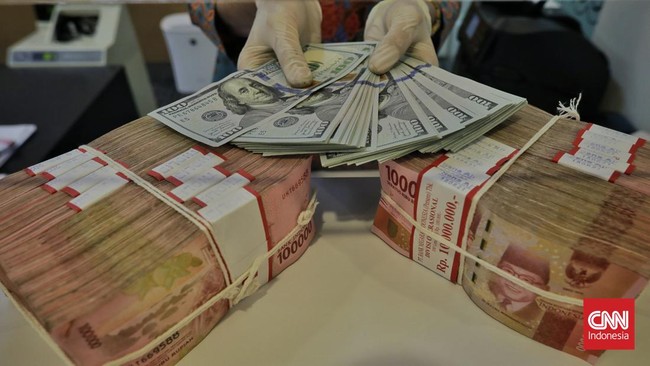 Rupiah melemah 0,11 persen ke posisi Rp14.889 per dolar AS gara-gara kekhawatiran ekonomi RI terpengaruh lonjakan inflasi.