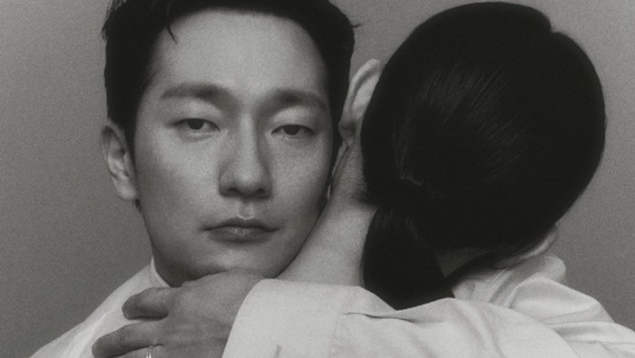 Saking cocoknya kedekatan mereka, tidak sedikit netizen yang awalnya mengira Kim Ji Won dan Son Suk Ku sedang melakukan foto pre-wedding sungguhan, lho/ foto: marieclairekorea.com