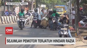 VIDEO: Sejumlah Pemotor Terjatuh Hindari Razia