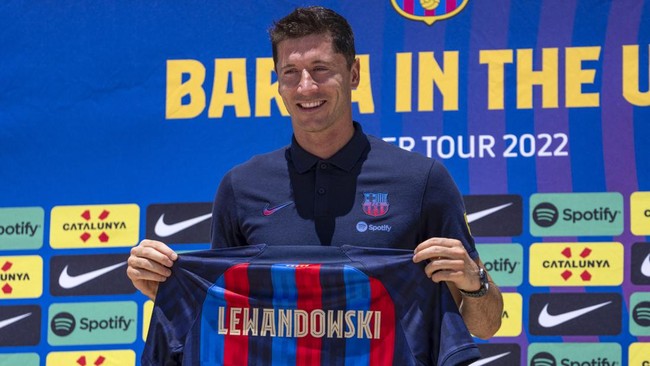 Bintang Robert Lewandowski terancam menganggur setelah Barcelona baru mendaftarkan 17 pemain ke jelang matchday pertama melawan Rayo Vallecano.