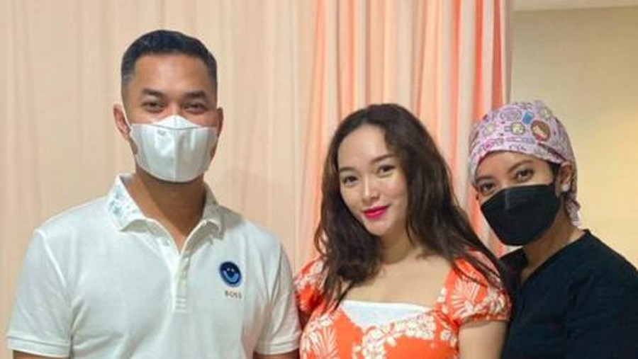 Zaskia Gotik dan Sirajuddin Mahmud pamer kemesraan.
