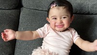 <p>Lihat, Bunda. Potret Guzelim Aracelli Ali Syakieb, putri pertama Ali Syakieb dan Margin Wieheerm ini sangat menggemaskan, bukan? Bayi cantik ini lahir pada 1 November 2021. (Foto: Instagram @alisyakieb)<br /><br /><br /></p>