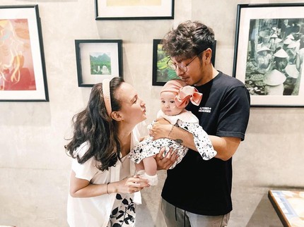 7 Potret Kece OOTD Djiwa Anak Nadine Chandrawinata dari Lahir hingga Usia 5 Bulan