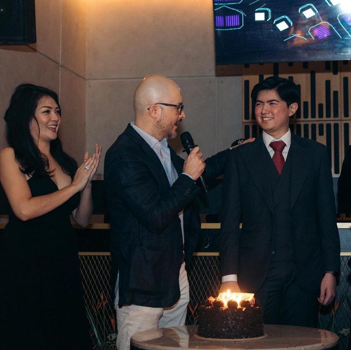 <p>Belum lama ini Sean merayakan ulang tahunnya yang ke 17. Ia mengenakan setelan jas dengan dasi merah yang melengkapi penampilannya. (Foto: Instagram @seanmikaelalexander)</p>