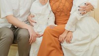 <p>Dalam foto tersebut Sean bersama adik-adiknya, Aleena dan Adreena kompak memakai outfit berwarna putih. (Foto: Instagram @ollaramlan)</p>