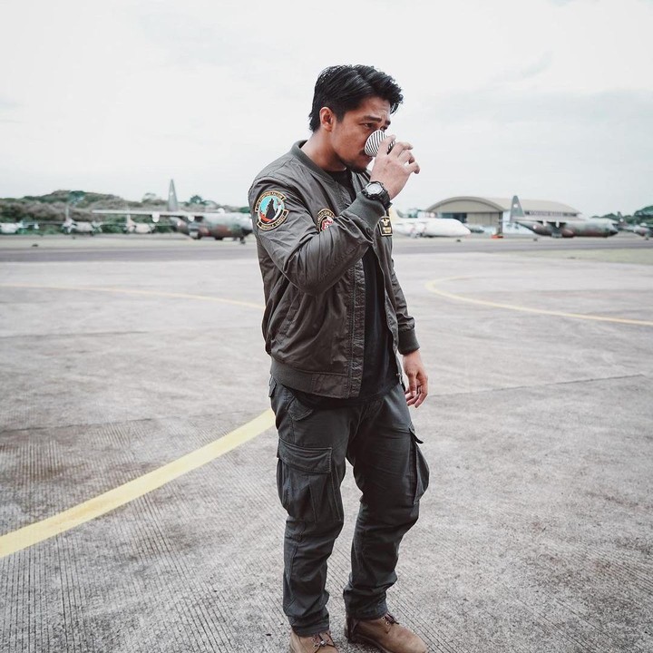 <p>Dalam film ini, ia berperan sebagai Gading Baskara. Profesinya di film tersebut sebagai seorang pilot pesawat tempur di Skadron Elite TNI AU. (Foto: Instagram @devamahenra)<br /><br /><br /></p>