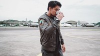 <p>Dalam film ini, ia berperan sebagai Gading Baskara. Profesinya di film tersebut sebagai seorang pilot pesawat tempur di Skadron Elite TNI AU. (Foto: Instagram @devamahenra)<br /><br /><br /></p>