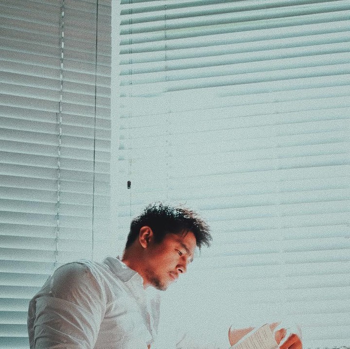 <p>Aktor Deva Mahenra kini bergabung dalam sinetron <em>Ikatan Cinta</em>. Berperan sebagai Sal, ia merupakan keponakan Mama Rosa (Sari Nila) yang berarti menjadi saudara sepupu Aldebaran (Arya Saloka). (Foto: Instagram @devamahenra)<br /><br /></p>