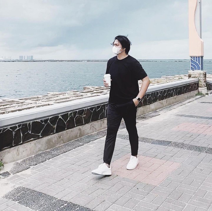 <p>Pria kelahiran Makassar pada 19 April 1990 ini memang dikenal multitalenta. Tak hanya berakting, kekasih Mikha Tambayong ini juga jago menjadi model dan presenter. (Foto: Instagram @devamahenra)<br /><br /><br /></p>