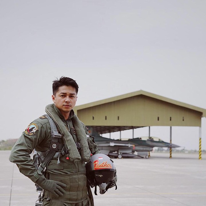 <p>Ada banyak proyek akting yang ia kerjakan. Salah satu yang menarik perhatian yakni bergabungnya Deva Mahenra dalam film <em>Serigala Langit</em>. (Foto: Instagram @devamahenra)<br /><br /><br /></p>