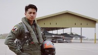 <p>Ada banyak proyek akting yang ia kerjakan. Salah satu yang menarik perhatian yakni bergabungnya Deva Mahenra dalam film <em>Serigala Langit</em>. (Foto: Instagram @devamahenra)<br /><br /><br /></p>