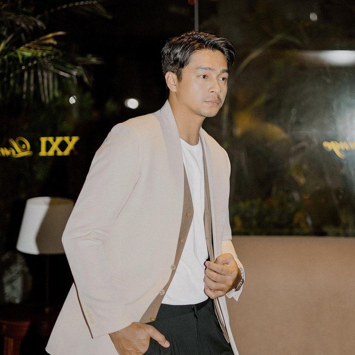 <p>Deva Mahenra ternyata juga memiliki bakat di dunia tarik suara, Bunda. Ia pernah menjadi salah satu finalis 40 besar Indonesian Idol 2007, lho. (Foto: Instagram @devamahenra)<br /><br /><br /></p>