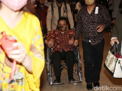 Momen Roy Suryo Pakai Kursi Roda Usai Diperiksa Polisi