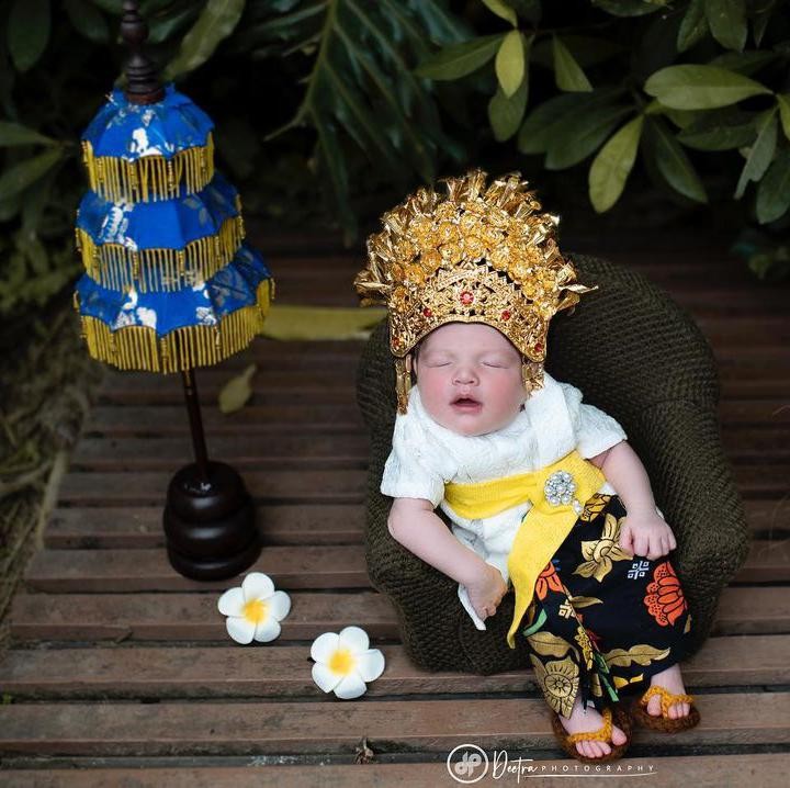 <p>Djiwa berparas bule mirip sang Bunda yang merupakan keturunan Jerman. Ini potretnya saat <em>photoshoot</em> memakai baju adat Bali. Gemas banget ya, Bunda? (Foto: Instagram @nadinelist)</p>