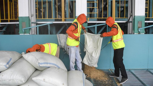 BULOG melakukan program huluisasi bernama Mitra Tani yang mendampingi para petani mengatasi masalah serta menjadi penjamin pembiayaan produksi.