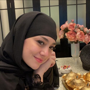 Pakai Hijab, Begini Reaksi Celine Evangelista Saat Ditanya Kemungkinan Mualaf