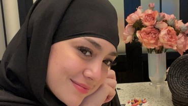 Pakai Hijab, Begini Reaksi Celine Evangelista Saat Ditanya Kemungkinan Mualaf