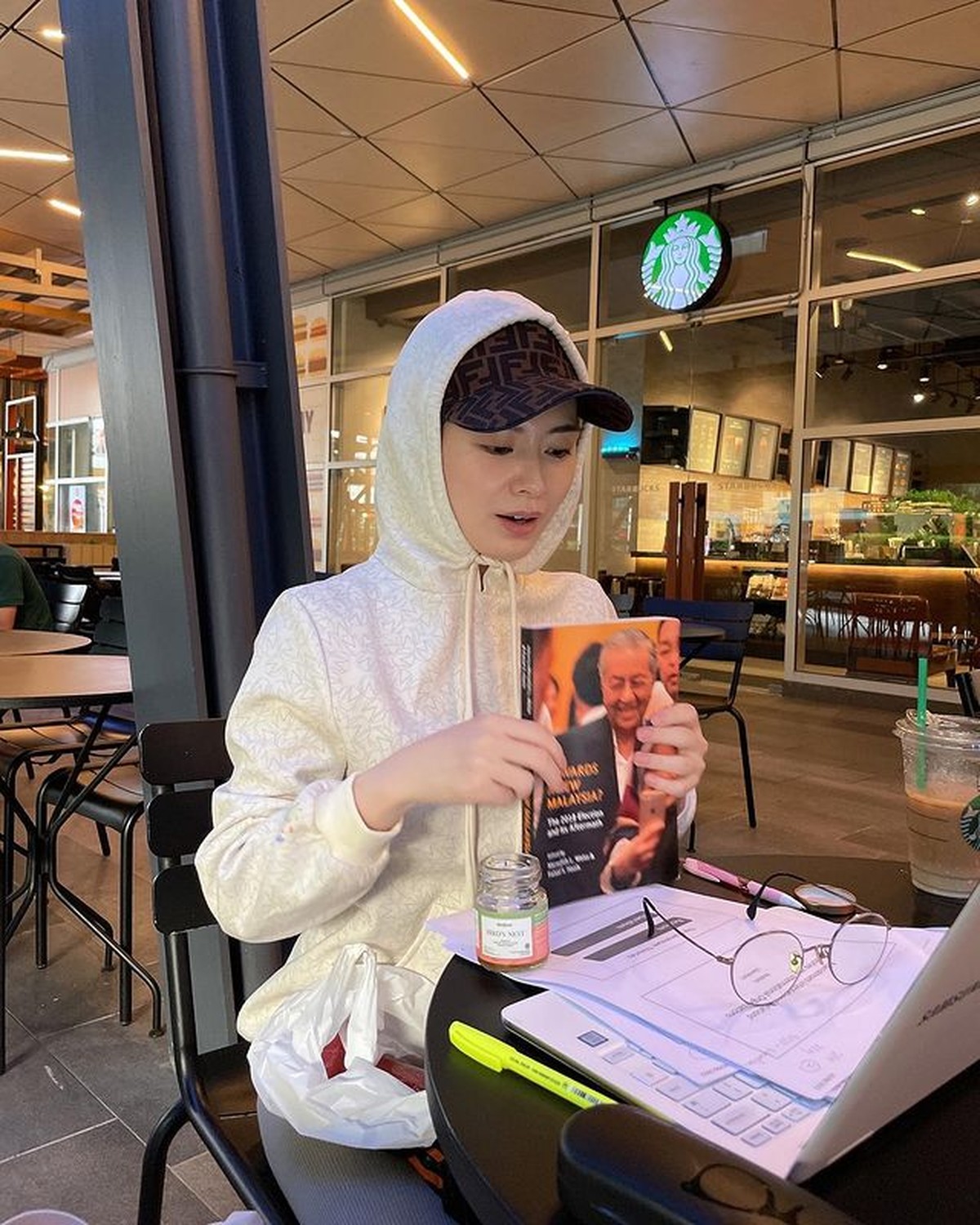 Gaya Hijab Ayana Moon