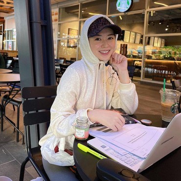 Gantikan Hijab, 8 Gaya Ayana Moon Pakai Hoodie & Topi di Korea Jadi Sorotan
