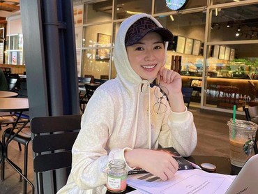 img-title Gantikan Hijab, 8 Gaya Ayana Moon Pakai Hoodie & Topi di Korea Jadi Sorotan