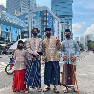 7 Penampilan Beda Gen Halilintar 'Sarungan' di Citayam Fashion Week