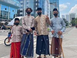 7 Penampilan Beda Gen Halilintar 'Sarungan' di Citayam Fashion Week