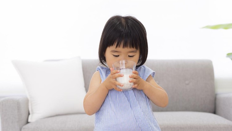 Ilustrasi anak minum susu atau alergi susu