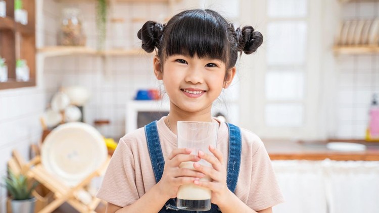Ilustrasi anak minum susu atau alergi susu Ilustrasi anak minum susu atau alergi susu