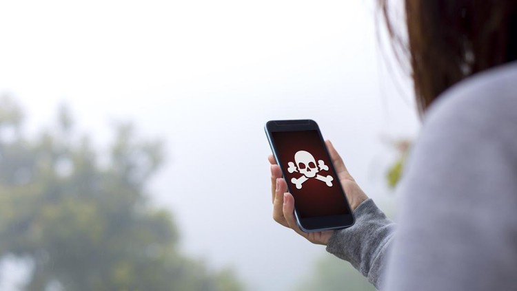 Ilustrasi Cyber Crime Young woman holding hacked smartphone.
