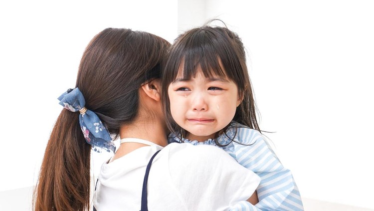 Ilustrasi ibu menggendong anak menangis