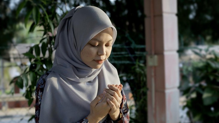 A Muslim woman is praying.