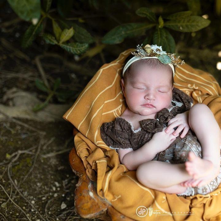 <p>Ini saat Djiwa tepat berusia 1 bulan Bunda. Saat <em>photoshoot</em>, ia tampak tertidur dalam balutan <em>outfit</em> cokelat serta bando bunga berwarna senada. (Foto: Instagram @nadinelist)</p>