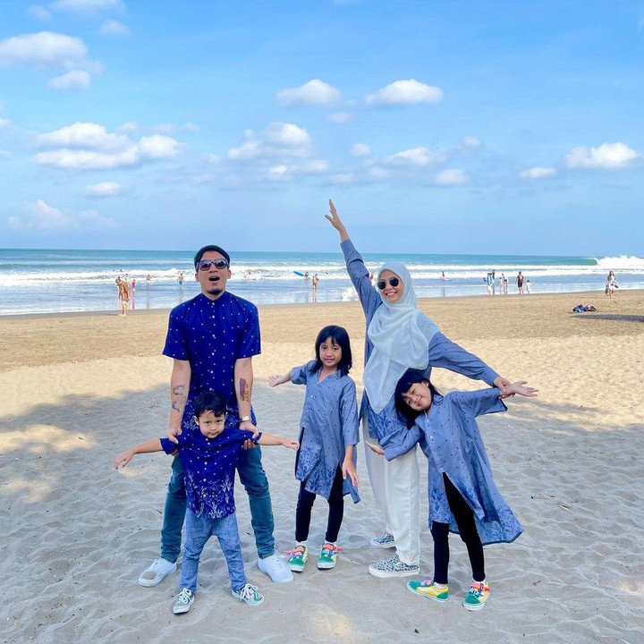 <p>Inilah potret kebersamaan Miskha bersama keluarganya yang kompak mengenakan <em>outfit</em> senada. (Foto: Instagram @desta80s)</p>