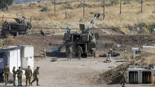 Israel Serang Suriah, 3 Tentara Tewas dan Depot Senjata Hancur Tiga tentara tewas dan tujuh orang lainnya luka-luka usai Israel meluncurkan serangan udara ke situs militer Suriah pada Jumat (22/7) pagi waktu setempat.