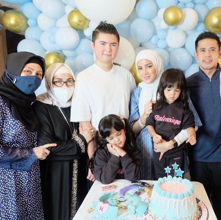 <p>Kalau ini foto kebersamaan Sean saat perayaan ulang tahun sang adik, Adreena. Sean tampak begitu dekat dengan keluarganya. (Foto: Instagram @seanmikaelalexander)</p>