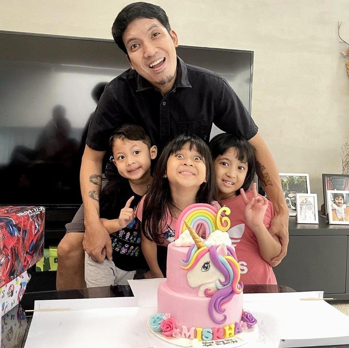 <p>Kini Miskha genap berusia 6 tahun. “HBD si STRROOONG.. Seperti nya bakat akting, lawak, dan ekspresi harus terus dilanjutkan,” tulis Desta sebagai <em>caption</em>. (Foto: Instagram @desta80s)</p>