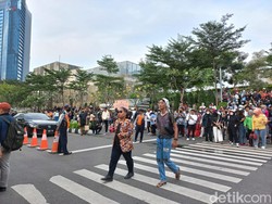 Pro Kontra Citayam Fashion Show Catwalk di Zebra Cross