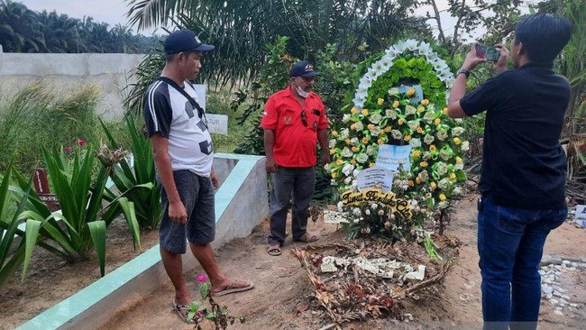 Keluarga menunjuk salah seorang kerabat dekat untuk menjadi saksi autopsi jenazah Brigadir J karena tak bisa terlibat langsung dalam proses itu.