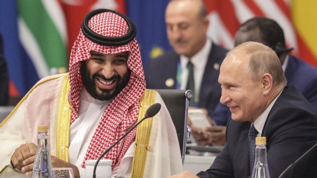 Presiden Rusia Vladimir Putin memuji Putra Mahkota Arab Saudi Mohammed bin Salman (MbS) karena berani membangkang kehendak Amerika Serikat.