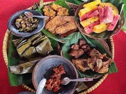 Nikmatnya Menyantap Salem, Peda, dan Sayur Menir Suku Samin