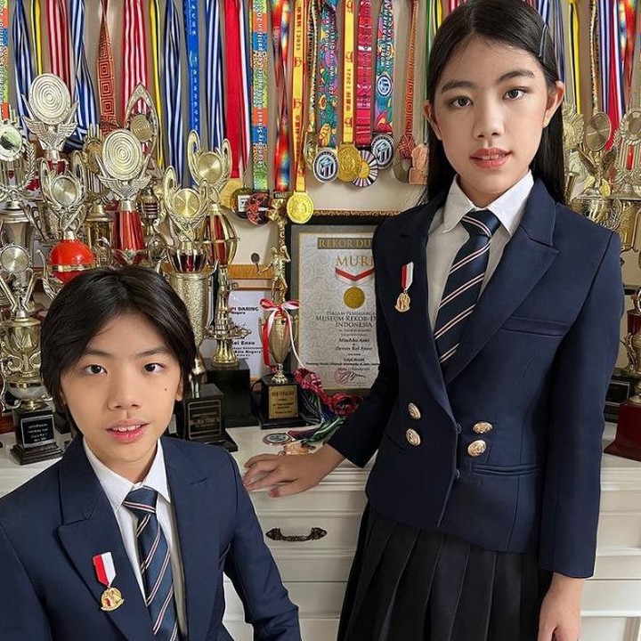 <p>Dua kakak beradik Mischka Aoki dan Devon Kei Enzo adalah peraih 85 medali Olimpiade Matematika dan Sains. Keduanya masih berusia muda, lho. Diketahui Mischka duduk di kelas 8, sementara Devon di kelas 7. (foto: dok. Instagram @mischkadevon)</p>