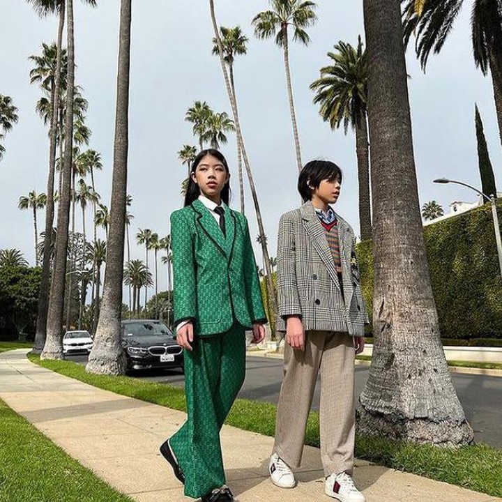 <p>Winnie Aoki sendiri merupakan desainer pakaian. Tampaknya, Mischka dan Devon menaruh minat di bidang <em>fashion</em> juga karena ibunda. Keren ya, gaya mereka? (Foto: Instagram @mischkadevon)</p>
