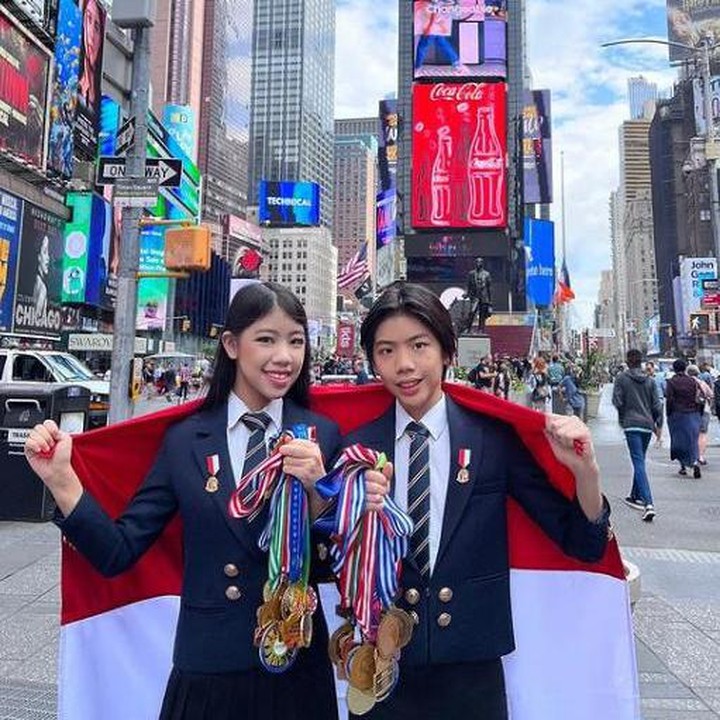 <p>Belum lama ini, mereka memposting tentang memenangkan 45 medali di tahun 2022. Mereka bisa meraih lebih dari 85 medali dari International Math & Science Olympiads sejak Covid 19 Pandemic dimulai. (Foto: Instagram @mischkadevon)</p>