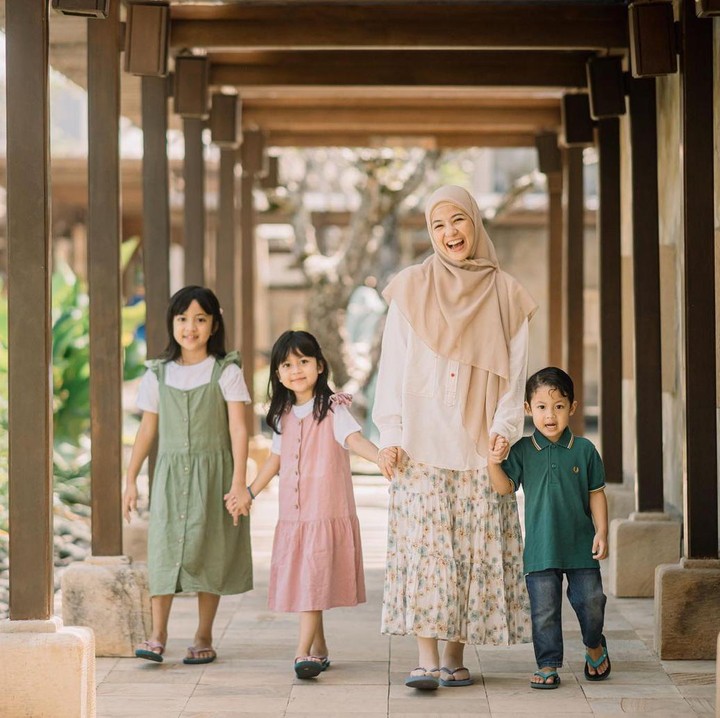 <p>Miskha merupakan anak kedua dari pasangan Natasha Rizky dan Desta. Sang kakak bermana Megumi Arrawda Sachi, dan adiknya Miguel Arrawsya Janied. (Foto: Instagram @desta80s)</p>