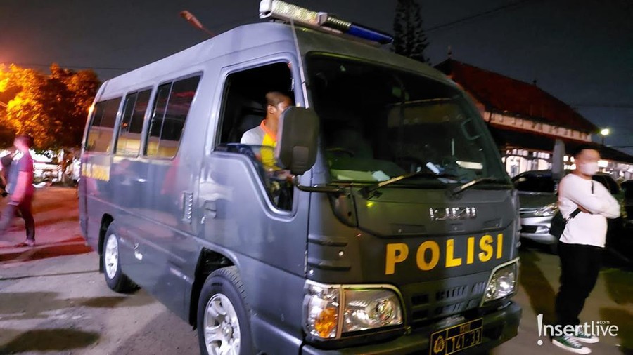 Mobil tahanan polisi yang akan membawa Nikita Mirzani