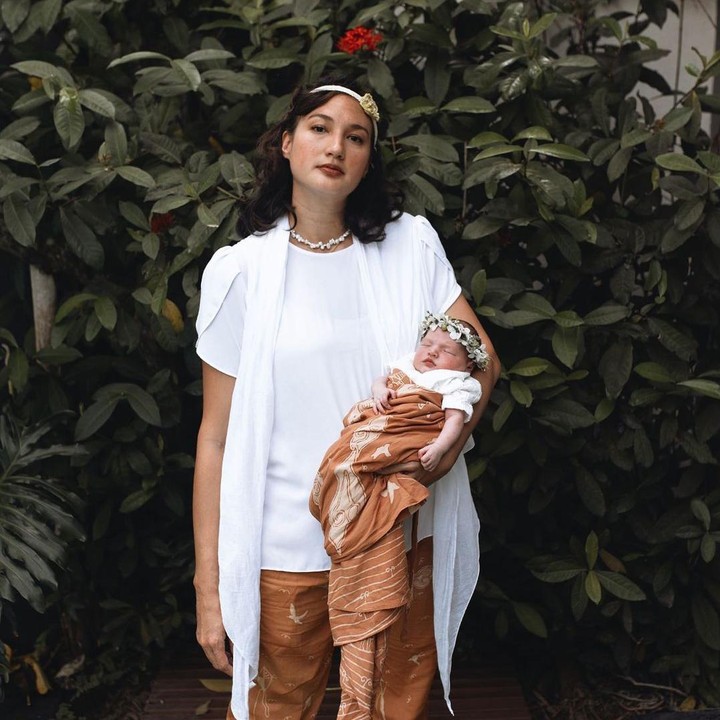 <p>Nadine dan Djiwa kompak dengan pakaian berwarna putih dan cokelat. Bahkan, keduanya sama-sama memakai bando bunga yang melengkapi penampilannya. "Menjagamu berarti menjaga ibu kembali. Terima kasih Djiwa," tulis Nadine sebagai <em>caption.</em> (Foto: instagram @nadinelist)</p>