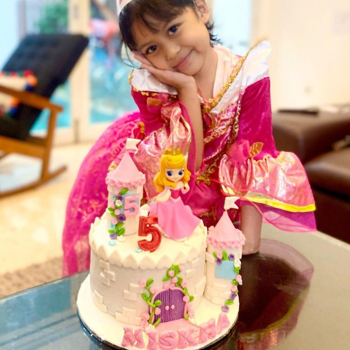 <p>Nah, ini saat Miskha merayakan hari ulang tahun yang kelima. Ia bergaya ala <em>princess</em>. Miskha pun sering membuat celetukan lucu yang membuat orang tertawa seperti dalam salah satu konten video di<em> Youtube Channel Desta Natasha Family.</em> (Foto: Instagram @desta80s)</p>