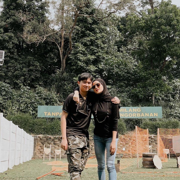 <p>Olla Ramlan seringkali membagikan potret bersama sang putra. Sean yang selalu tampil keren menuai pujian netizen, sampai disebut mirip Tom Cruise. “Keren si sulungnya (emoji hati) Tom Cruise,” tulis akun Instagram @<em>looksweet*******</em>. (Foto: Instagram @ollaramlan)</p>